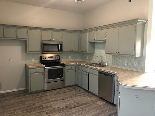 Building Photo - 913 Chartrand Ct