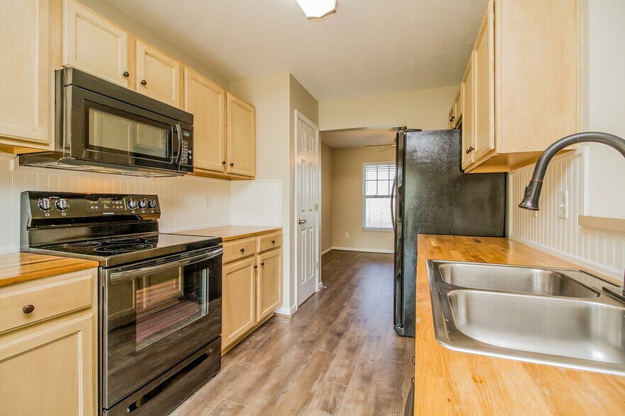 Building Photo - 305 Stewart Springs Dr