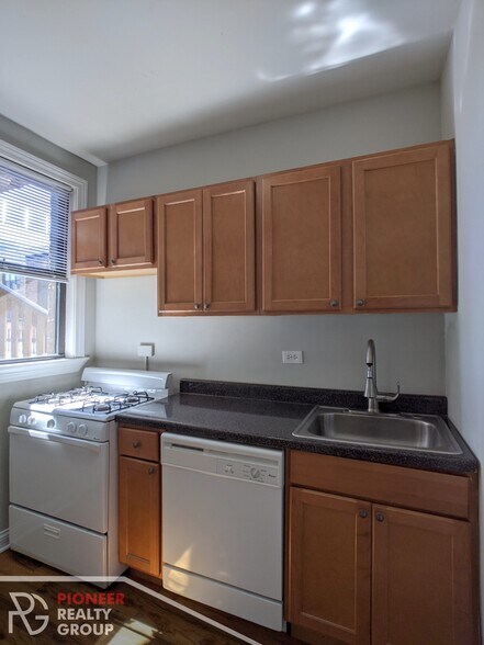 Building Photo - 3721 N Pine Grove Ave