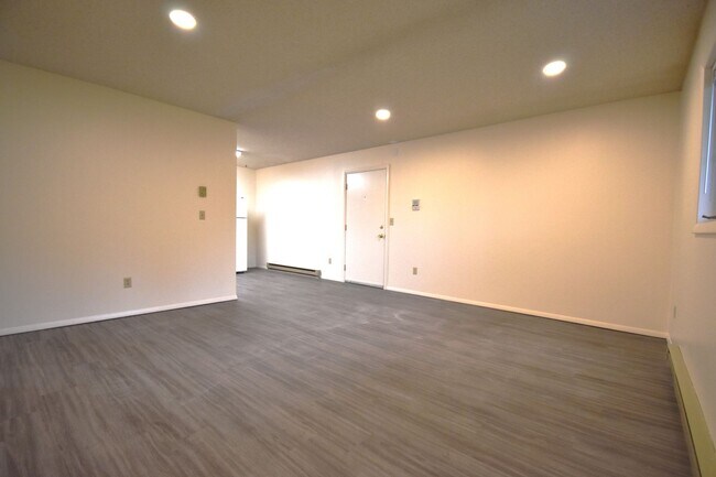 Building Photo - 2BR/1Ba, close to 7th Street, food truck c...