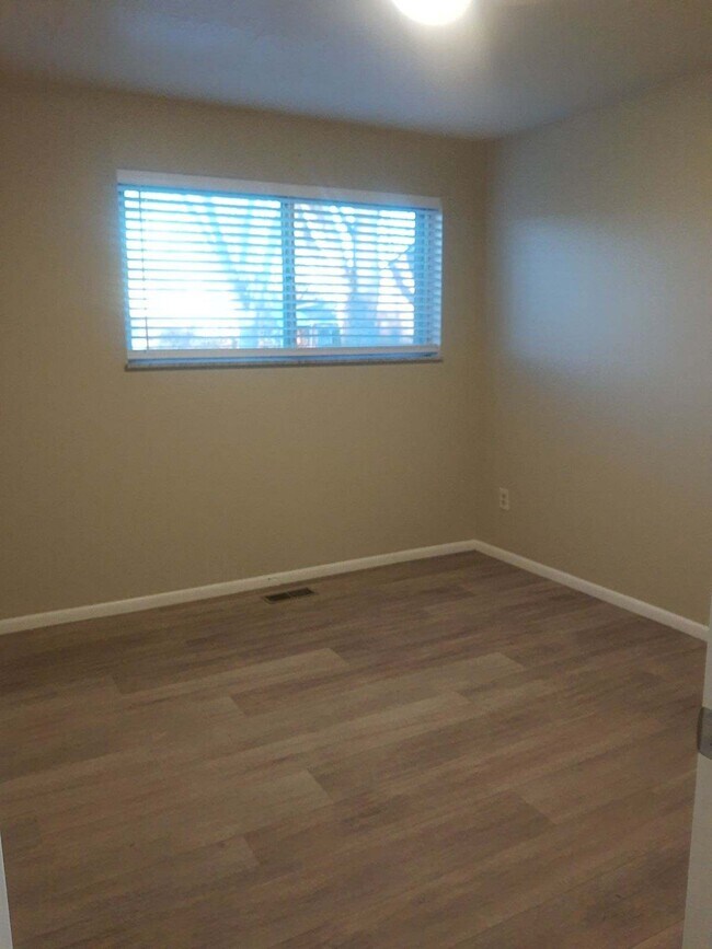 Building Photo - 140 Redbud Dr