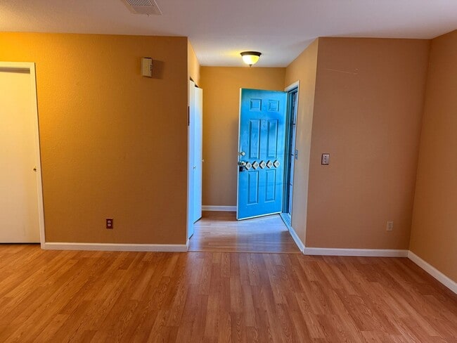 Building Photo - Beautiful 2 bedroom 1.5 Bathroom with attached garage