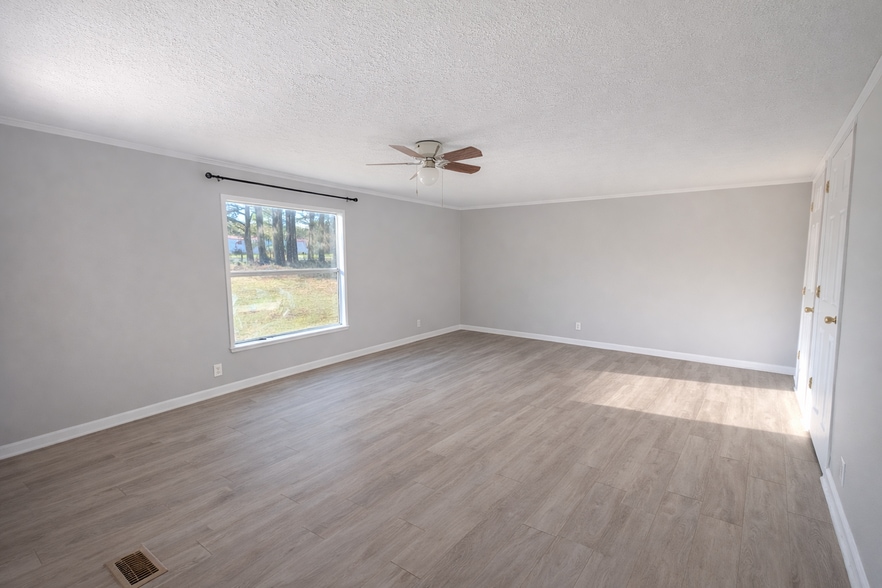 Building Photo - 5094 Red Barn Rd