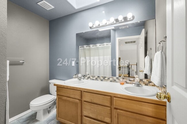 Building Photo - Inviting 3 BD | 2.5 BA Home w/ Massive Bac...