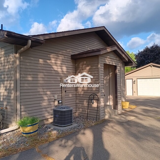 Building Photo - 1426 24th Ave N