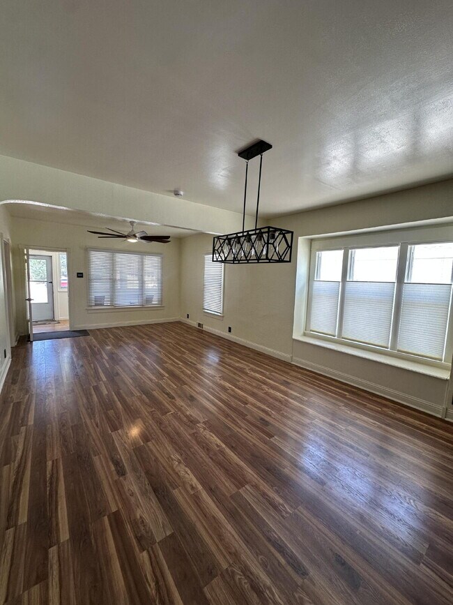 Building Photo - "Charming 2-Bedroom Retreat in the Heart of Windsor – 945 Sq. Ft. of Cozy Living!"