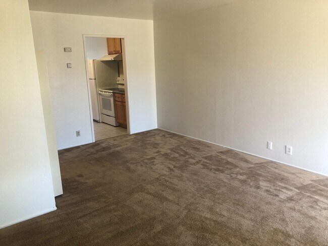 Building Photo - 976 College Dr