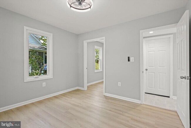 Building Photo - 2917 E Lee Ave