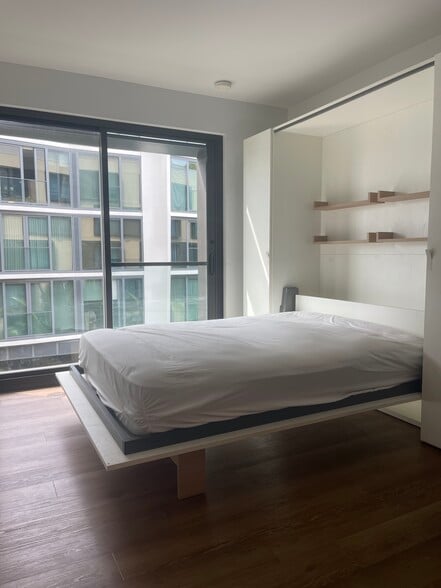 Building Photo - 987 Queen St