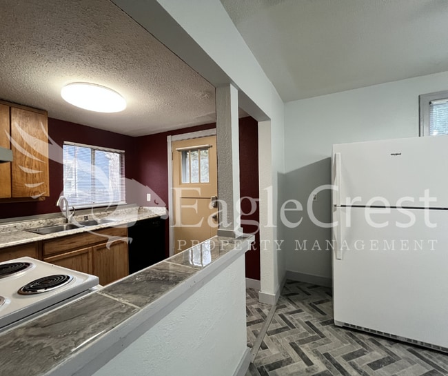 Building Photo - Comfortable 5 Bedroom Home with Modern Touches, Large Bedrooms & Front Porch