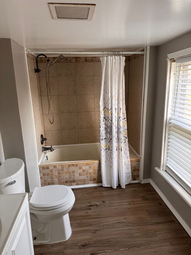 Building Photo - 214 Bentley Ave