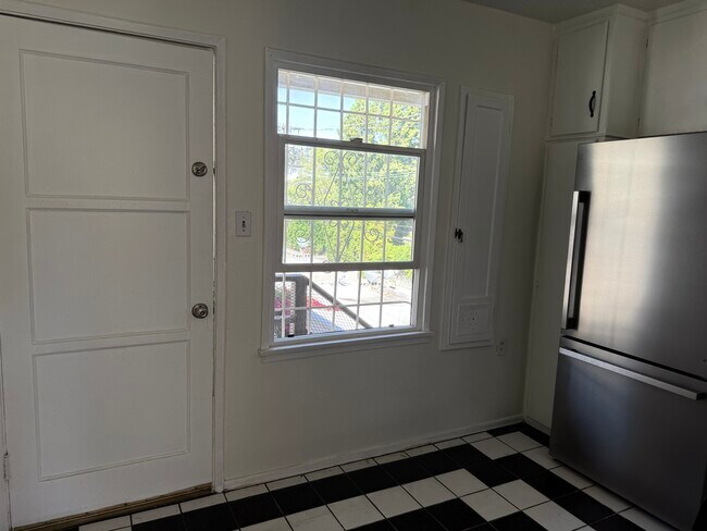 Building Photo - 408 N Doheny Dr