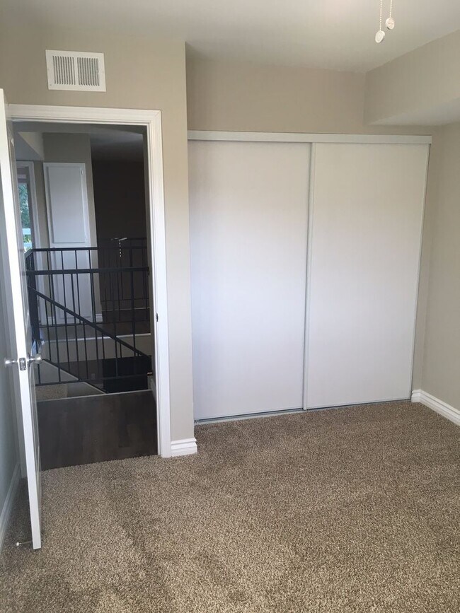 Building Photo - 859-861 Mola Vista Way