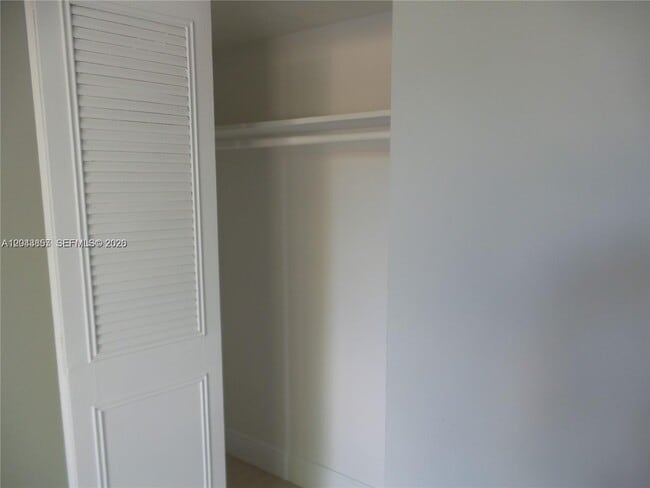 Building Photo - 10794 N Kendall Dr