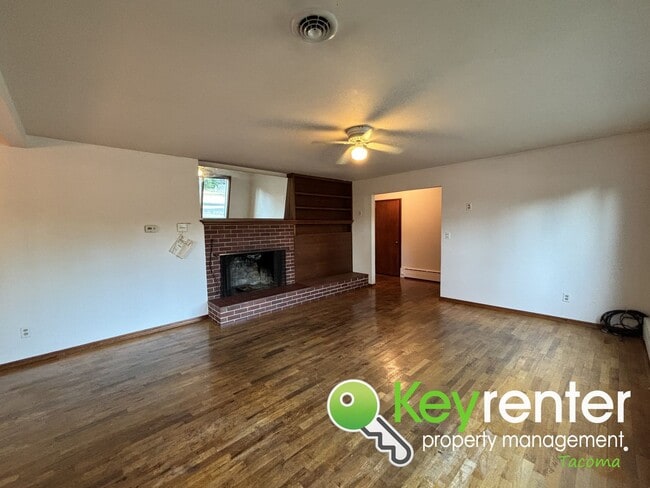 Building Photo - Charming 4-Bedroom Mid-Century Style Craft...