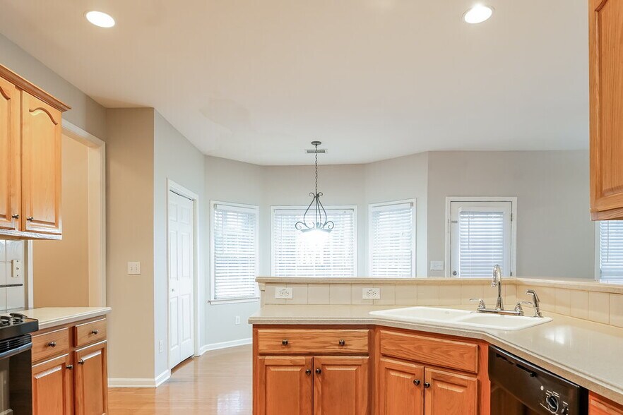 Building Photo - 990 Amberton Ln