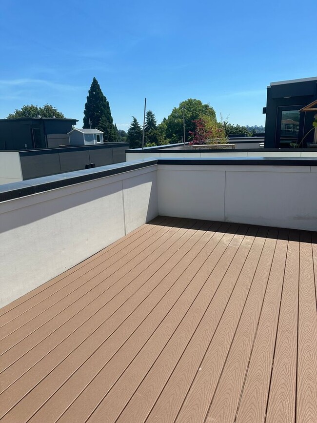 Building Photo - Just listed! Modern 2-bed, 2-bath Townhome...