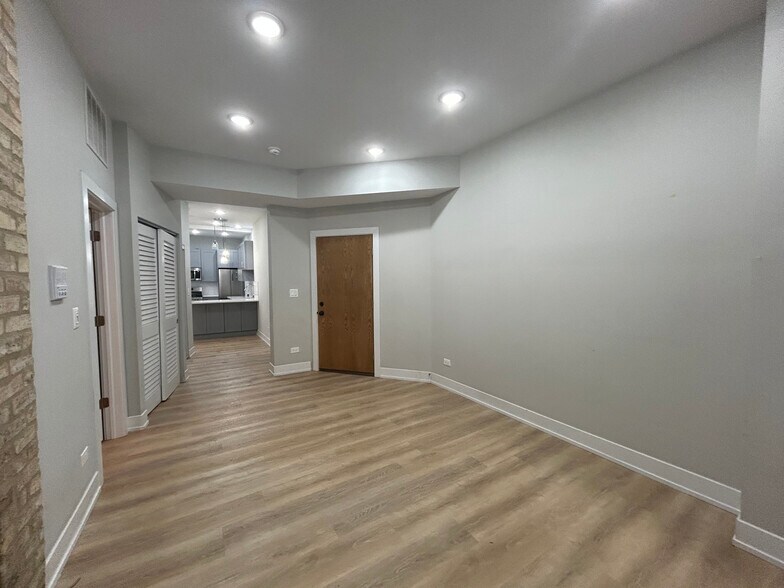 Building Photo - 423 W Belden Ave