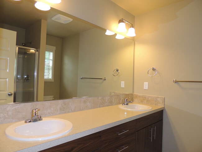 Building Photo - Modern Hawks Prairie Townhome