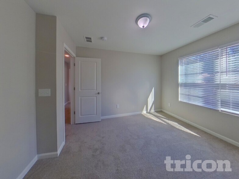 Building Photo - 35 Chalet Ct