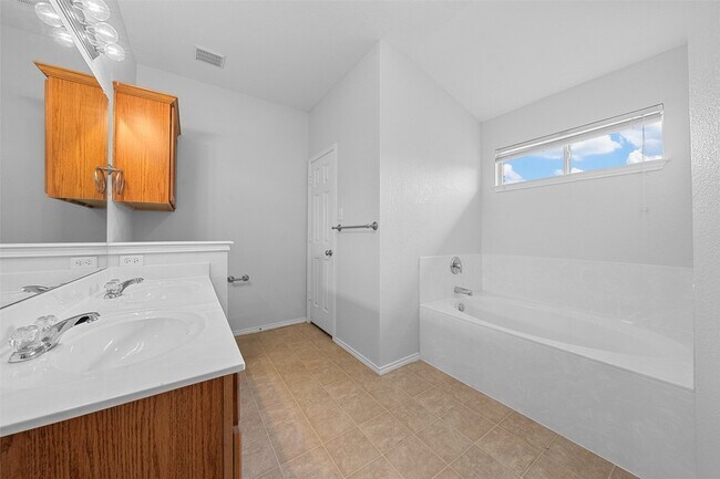Building Photo - 10120 Salem Way