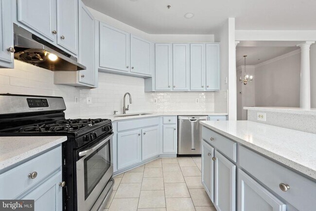 Building Photo - 13044 Town Commons Dr