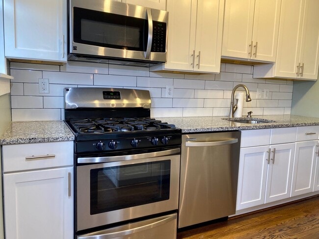 Building Photo - Charming 3 Bedroom/1 Bathroom Townhome in ...