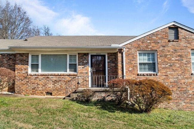 Building Photo - Updated 3bd/2bth home with Remodeled Master Suite & Prime Location!