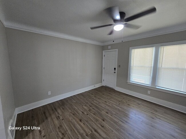 Building Photo - Fully Renovated 3-Bedroom Home – Move-In R...