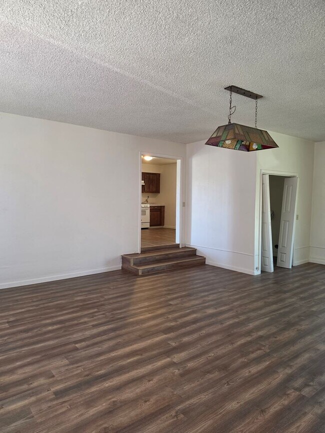 Building Photo - 3 Bedroom 2 Bath