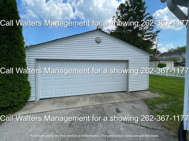 Building Photo - Pewaukee 3 Bedroom 1 Bath Home for Rent