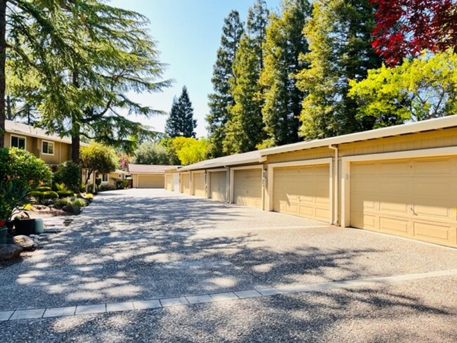 Building Photo - Move-in Ready 2BD/2.5BA Townhome in Westsi...