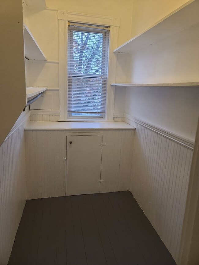 Building Photo - Huge 4 bed unit in the heart of Oak Square!