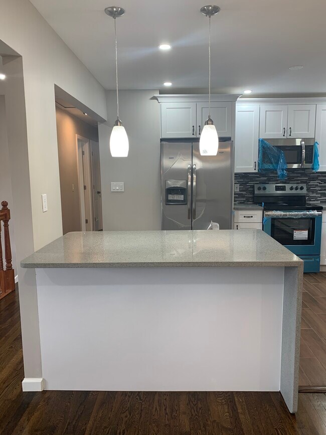 Building Photo - 573 Spur Dr N