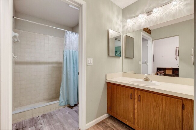 Building Photo - 460 Hardwood Pl