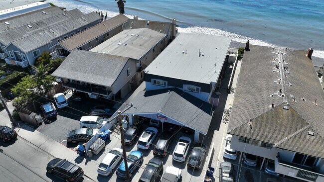 Building Photo - 6525 Del Playa Dr