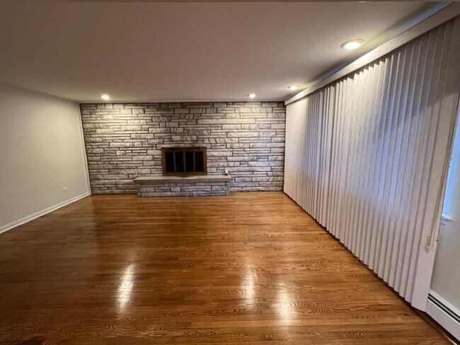 Building Photo - 9533 Schiller Blvd