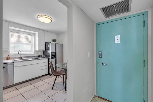 Building Photo - 3015 N Ocean Blvd