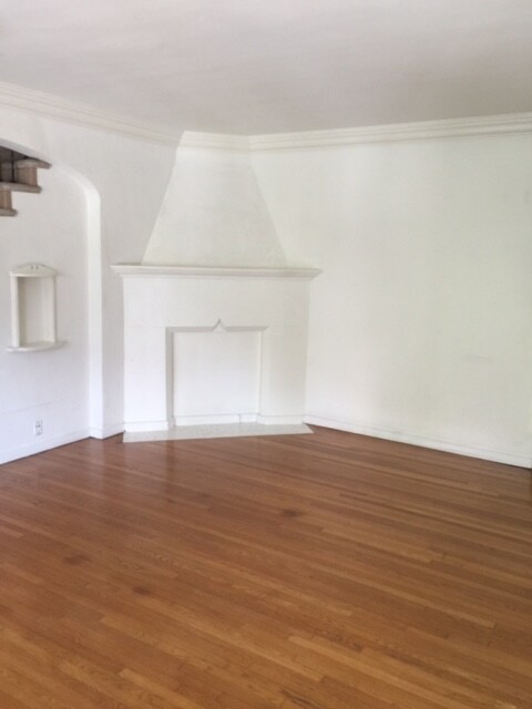 Building Photo - 600 S Burnside Ave