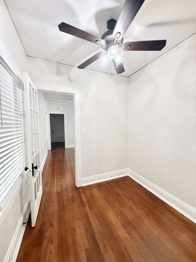 Building Photo - Very Unique Upstairs 1/1 w/ Hardwoods in Small 1920's complex - F211