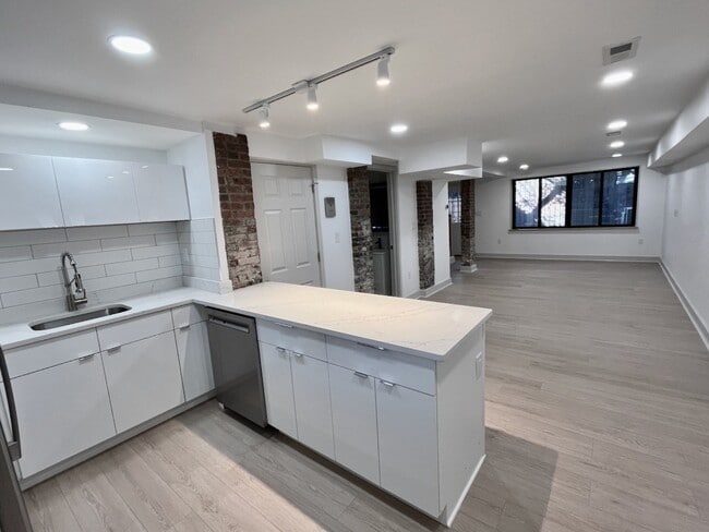 Building Photo - 52 Clarendon St