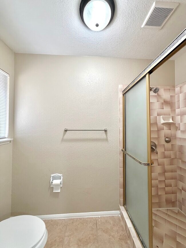 Building Photo - 7742 Oxford Ave