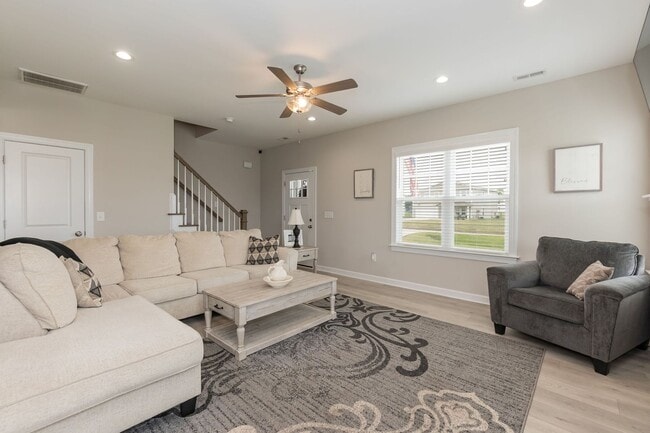 Building Photo - Three Bedroom Home!