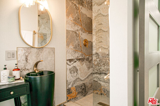 Building Photo - 5604 Shenandoah Ave