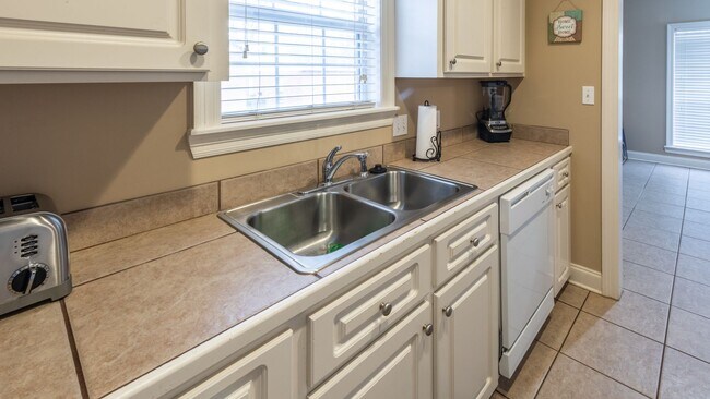 Building Photo - Woodshire Duplexes & Townhomes