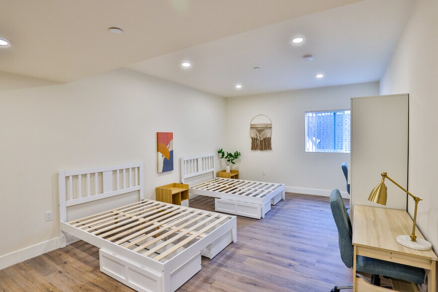 Building Photo - 1164 W 37th Pl
