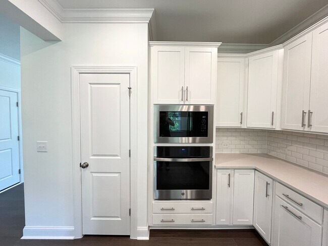 Building Photo - Spacious 5BD, 3BA Knightdale Home with Mod...