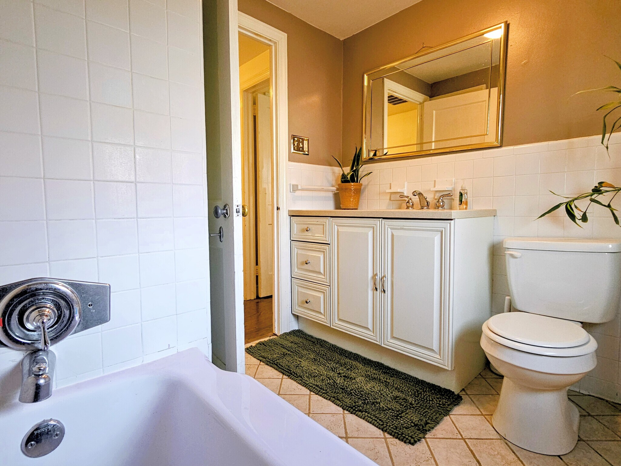 Building Photo - 947 Janet Ave