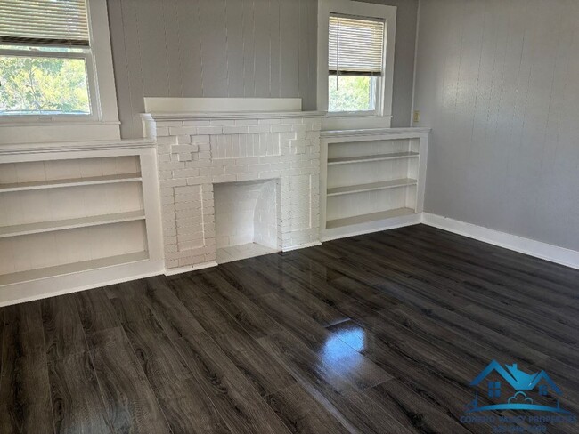 Building Photo - For Rent - 2 Bed/ 1 Bath Home