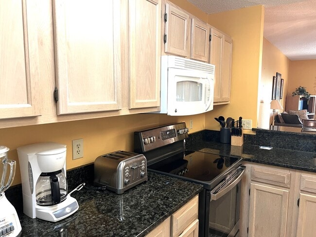 Building Photo - Furnished 2 Bedroom, 2 Bath, 2nd Floor Con...